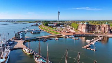 Yanlarında birkaç rıhtım ve tekne olan bir liman. Hollanda, Lelystad 'ın manzarasında televizyon yayını için kuleye yaklaşıyoruz..