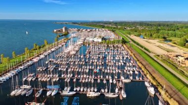 Hollanda 'nın Lelystad marinasındaki birçok yatın üzerinden uçacağız. Rıhtımdaki yemyeşil alan. Hava görünümü.