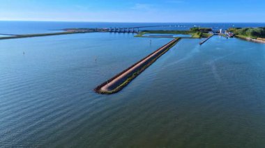 Güzel mavi sularda barajlar. İnsansız hava aracı Hollanda, Lelystad marinasındaki hendeğe yaklaşıyor..