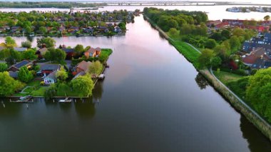 Kanallarla çevrili yemyeşil alanlar arasında güzel evler. Hollanda, Vinkeveen 'in manzarası. Hava görünümü.