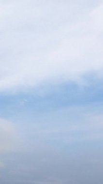 Yoğun bulutlar gökyüzünde yayılıyor. Düşük açıdan gri bulutlar ve yağmur düzeni. Zaman ayarlı. Dikey video