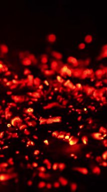 Kamp ateşi söndükten sonra parlayan kömür yığını. Yanmış kırmızı odun parçaları hala sıcak. Kapatın. Dikey video