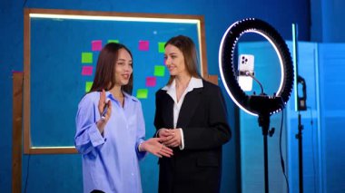 Beyaz kadın blogcular telefon kamerasına halka ışığıyla konuşuyor. İçerik oluşturma günlüğü.