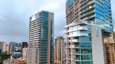 Camdan yapılmış modern binaların tepesine yükseliyor. Hawaii 'nin güzel mimarisi, ABD.