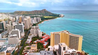 Lüks Waikiki 'nin güzel modern mimarisi, Honolulu, Hawaii, ABD. Arkaplandaki Diamond Head Krateri 'nin çarpıcı görüntüsü. Hava perspektifi.