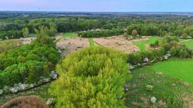 Hollanda manzarası zengin doğayı gösteriyor. Hollanda 'daki toprakları çevreleyen canlı yeşillik, açık bir gökyüzü altında çeşitli doğal ortamlar sunuyor..