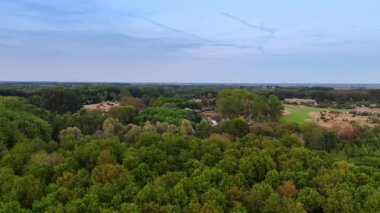 Yeşillik ve yemyeşil bir Hollanda alacakaranlığı. Hollanda 'da akşam saatlerinde yeşeren yeşilliğin çarpıcı manzarası güzelliği vurguluyor..