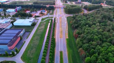 Manzaralı Hollanda yolları ve doğa. Yükseltilmiş perspektif, Hollanda 'da yemyeşil ve sakin su özelliklerine komşu işlek bir yol gösteriyor.