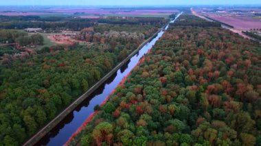 Hollanda doğasında huzurlu bir kanal. Bereketli yeşilliklerin arasından geçen sakin bir kanal Hollanda manzarasının renklerini yansıtıyor..