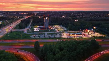 NL 'de muhteşem bir gün batımı. Hollanda 'daki otoyol ve manzarayı aydınlatan canlı bir günbatımı doğal güzelliğini vurguluyor..