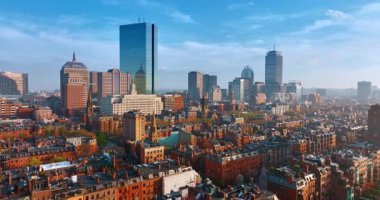 Boston 'un fevkalade eski mimarisinin üzerinde uçuş. Şehir merkezindeki güzel, modern, yüksek binalara yaklaşıyoruz. Güneşli günde hava perspektifi.