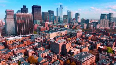 Modern şehrin çeşitlendirilmiş kentsel manzarası. Boston, Massachusetts, ABD üzerindeki İHA görüntüleri.