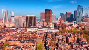 Modern Boston, Massachusetts, ABD 'nin güneşli şehir manzarası. Şehir merkezindeki eski moda turuncu tuğlalı binaların üzerindeki görüntüler..