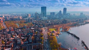 Modern Boston, Massachusetts, ABD 'nin bulutlu gökyüzünün altında geniş bir panorama. Yoğun trafik ile otobanlara yaklaşıyoruz. Hava perspektifi.