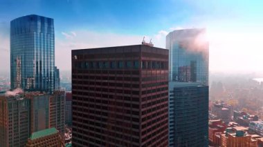 Boston, Massachusetts, ABD 'nin finans merkezindeki gökdelenler. Kulelerin tepesinden duman yükseliyor. Büyük bir şehirde hava kirliliği.