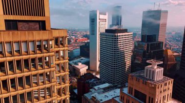 Yüksek binaların tepelerinden duman yükseliyor. Modern Boston, Massachusetts, ABD 'de hava kirliliği. Hava perspektifi.