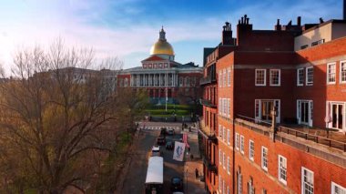 Araçlar Massachusetts Eyalet Binası 'ndan dönüyor. Havadan bakıldığında Boston, ABD 'nin güzel mimarisi.