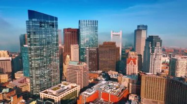 Boston, Massachusetts, ABD 'nin finans merkezinde yüksek binalar inşa edilmiş. Duman arka planda yayılır. Hava kirliliği konsepti. Hava görünümü.