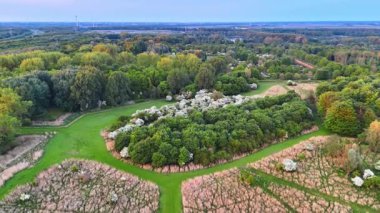 Havadan bakıldığında göz kamaştırıcı ormanlar ve çayırlar. Yeşiller içinde yemyeşil bir park.