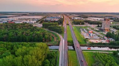 Kırsal kesimden geçen otobanlar üzerinde uçuyor. Otoparka ve büyük depolara yaklaşıyoruz. Hava görünümü.