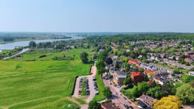 Nehrin yeşil rıhtımında alçak katlı mimarisi olan güzel bir şehir. Rhenen Panoraması, Utrecht ili, Hollanda.