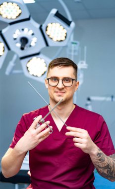 Cerrah ameliyata hazırlanıyor. Ameliyat önlüklü bir cerrah modern bir ameliyathanede cerrahi aletler bulundurur, karmaşık bir ameliyat için hazırdır..