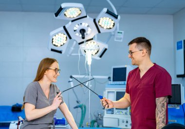 Cerrahlar hafif bir anı paylaşır. Cerrahi bir işlem sırasında iki tıp uzmanı bir ameliyathane içinde eğlenceli bir etkileşime girerler..