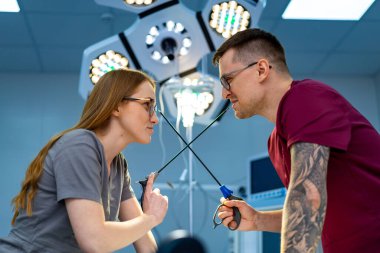 Şakacı düelloda sıhhiye. İki sağlık çalışanı, cerrahi bir işlem sırasında bir anda makasla karşı karşıya kaldılar..