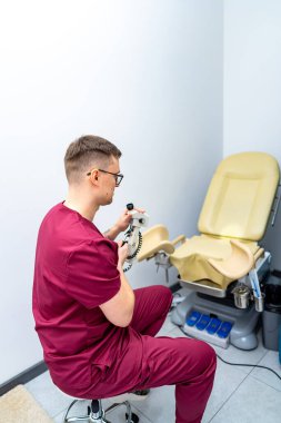 Klinikte dişçi aletleri hazırlıyor. Bir diş hekimi, modern bir klinikte ekipman hazırlar..