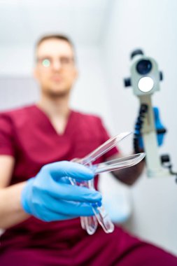 Klinikte göz muayenesi. Bir sağlık uzmanı, klinik bir ortamda araç gereçlerle donatılmış bir göz muayenesi için hazırlanıyor..