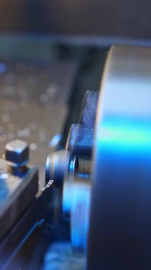 Enstrümanla çalışan modern bir çevirici. Yeni makine sektörü. Dikey video