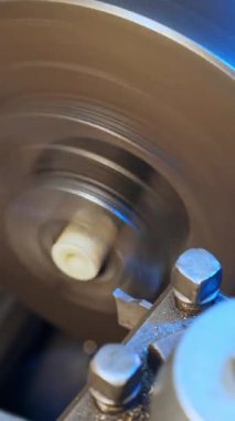 Yeni makine sektörü. Enstrümanla çalışan modern bir çevirici. Dikey video