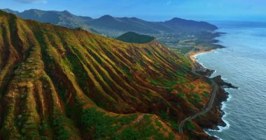 Hawaii, ABD 'deki Diamond Head Krateri' nin yamacında. Pasifik Okyanusu kıyısındaki kayaların çene düşüren manzarası üzerine hava perspektifi.