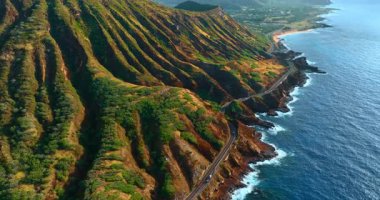 Paçavralı yeşil kayanın üzerine inşa edilmiş bir otoyol. Hawaii, ABD 'deki Diamond Head Krateri' nin hava görüntüsü..