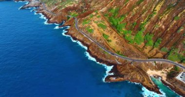 Pasifik Okyanusu 'nun kayalık kıyılarında inşa edilen otoyol. Hawaii, ABD 'deki Diamond Head Krateri' nin muhteşem manzarası. Hava görünümü.