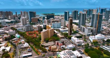 Kulübeler, çok katlı apartmanlar ve şehir manzarasında yüksek binalar. Üst Manzara. Honolulu 'nun çeşitli manzaraları, Hawaii, ABD.