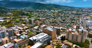 Honolulu, Hawaii, ABD 'nin güneşli manzarası. Şehir manzarasını geçen yoğun bir otobana yaklaşıyoruz. Hava görünümü.
