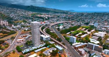 Honolulu, Hawaii, ABD şehir merkezinden geçen otoyollara bakın. Üst perspektiften güneşli ve modern şehir.