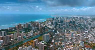 Modern Honolulu 'nun merkezi, Hawaii, ABD. Gri bulutların altında muhteşem bir şehir manzarası. Hava görünümü.
