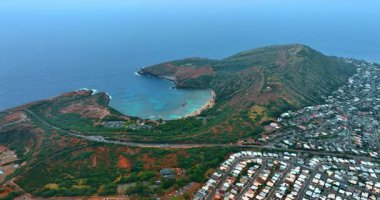 İnsansız hava aracı görüntüleri Honolulu, Hawaii, ABD 'de. Muhteşem Hanauma Körfezi 'ne yaklaşıyoruz..
