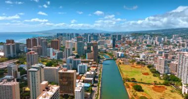 Ala Wai Kanalı 'ndan muhteşem Honolulu' ya bakın. Şehrin güneşli manzarası havadan bakıldığında....
