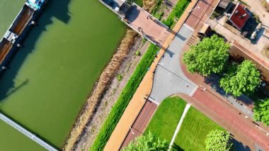 Kanal ve rıhtıma giden yol boyunca etrafta teknelerle uçacağız. Lelystad, Hollanda üzerinde İHA uçuşu.