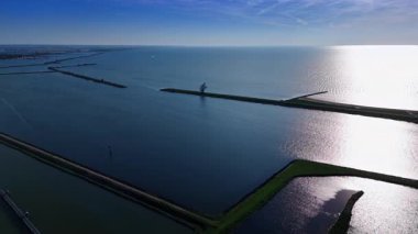 Güneş engin suların yüzeyine yansıyor. Hollanda, Lelystad 'daki Markermeer Gölü' ndeki barajlar. Hava görünümü.