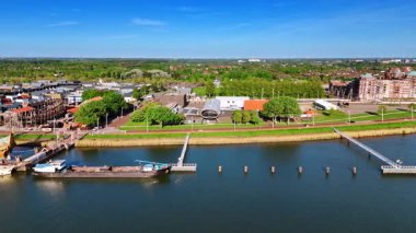 Hollanda, Lelystad 'daki Batavia Bölgesi rıhtım ve müzesi. İnsansız hava aracından yeşil şehrin güzel manzarası.