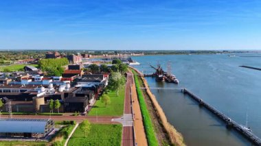 Lelystad, Hollanda 'daki Batavia topraklarına yaklaşıyoruz. Rıhtımda bir geminin tekne ve rekonstrüksiyonu var..