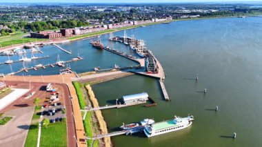 Hollanda, Lelystad rıhtımında rıhtımları olan liman. Markermeer Gölü 'nün ve yemyeşil manzaralı şehir manzarasının havacılık perspektifi.