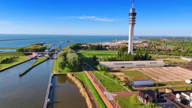 Açık güneşli bir günde Markermeer Gölü 'nün güzel kıyısı. Göl kenarındaki İHA görüntüleri telekom kulesine ve yat kulübüne yaklaşıyor..