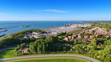 Hollanda, Lelystad 'ın göl kıyısındaki büyük bir yat kulübünden uzakta. Markemeer Gölü 'nün su manzarasında havadan bakıldığında bir sürü yeşillik var..