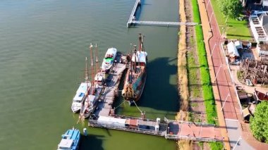 Batavia gemisiyle birlikte Hollanda, Lelystad rıhtımında. Batavialand Tarihi Müzesi 'nde 17. yüzyıldan kalma ünlü su aracı rekonstrüksiyonu. Hava görünümü.