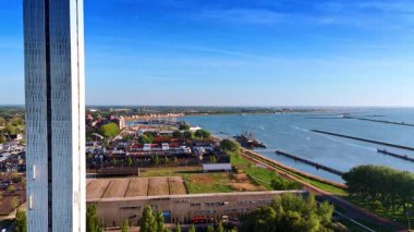 Lelystad, Hollanda ve Markemeer Gölü manzaralı. İskeleye, müzeye Batavialand 'a ve rıhtımdaki gemilere yaklaşıyoruz..